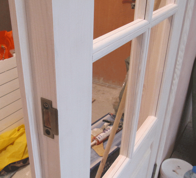 В дверях каждое стекло отдельное, делится горбыльком. Стекло устанавливается на силиконовый герметик.