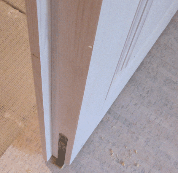 У двустворчатых дверей, одна дверь крепится шпингалетами к полу и к верхней перемычке.  