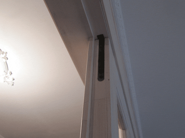 Сверху дверное полотно крепится шпингалетом в перемычку.