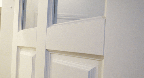 Деревянная дверь из массива, покрашена хорошей укрывистой краской в белый цвет. В два слоя. Красил заказчик.