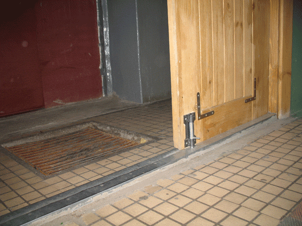Двери в парадных иногда устанавливают без порога. В качестве его используют металлическую вставку или оставляют старый порог.