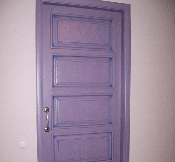 Дверь покрашена мастером и установлена в квартире.  