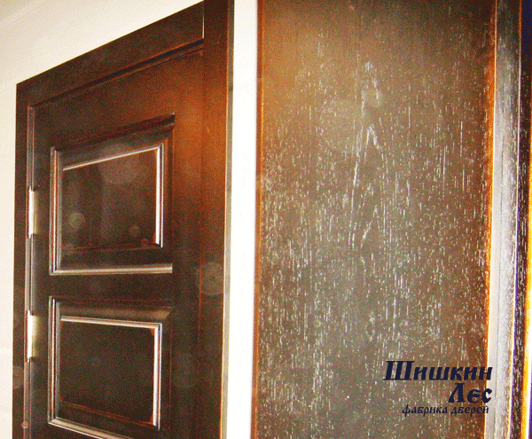 Дверной блок с наличником после профессиональной покраски. Наличие двух цветов и последующего покрытия лаком создают эффект потёртости краёв.