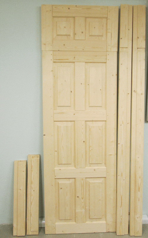 Дверь с небольшими филёнками выражает старинный средневековый стиль. Выполнена с фрамугой. Коробка сделана с импостом. 