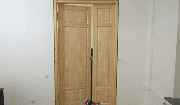 Деревяннная двустворчатая дверь на три филёнки. В простом стиле лофт. Требует покраски.