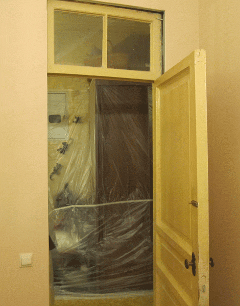 Старая дверь в квартире, которую будут менять. С фрамугой. Будет установлена похожаю дверь из массива сосны.