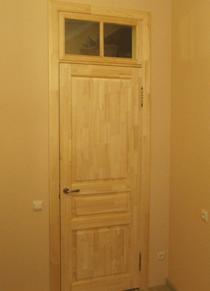 Установлена дверь в сталинском доме под ключ. С дверными наличниками. 