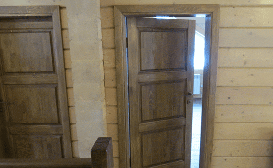 Вечная дверь из массива, модель Александрия. Установлены в загородном доме из профилированного бруса.