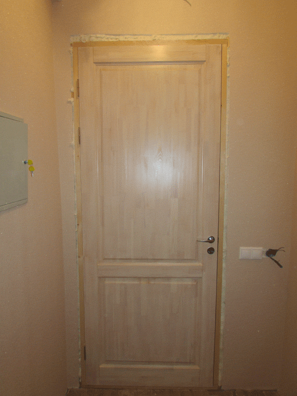 Дверь Классика, на две филёнки в соотношении 2/3 и 1/3. Покрашена отбеливающим лаком.