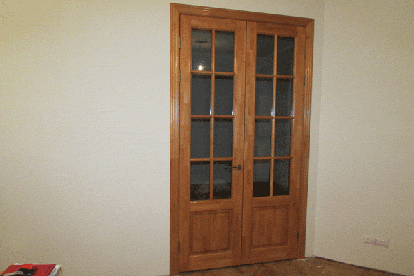 Фото нестандартной двустворчатой двери КЛАССИКА сделанной со стеклом. Стекло установлено прозрачное. Расстекловка в двери на 8 равных стёкол сделана тонким горбыльком.