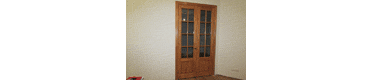 Фото двустворчатой двери модели КЛАССИКА со стеклом. Расстекловка в каждом полотне выполнена на 8 отдельных стёкол. 