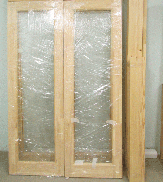 Представлена двустворчатая панорамная дверь с дверной коробкой.