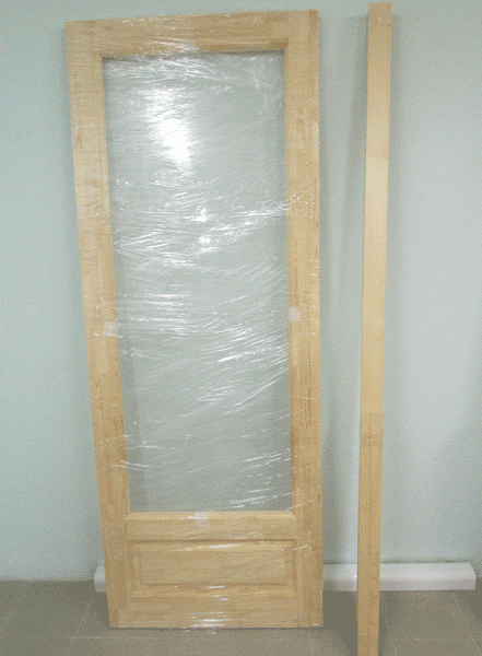 Одностворчатая деревянная дверь с панорамным стеклом и небольшой филёнкой снизу. 