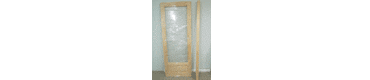 Фото одностворчатого дверного блока с панорамным стеклом и коробкой.