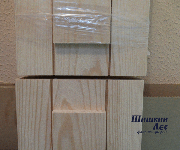 Фото верхней перемычки двойной коробки и порога вблизи. Сделаны из массива сосны столярной влажности.