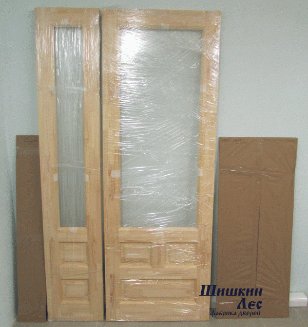 Двухстворчатый дверной блок комплектуется прозрачным стеклом 4 мм. Упаковано в картон.