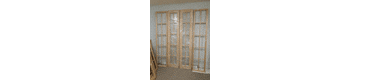 Фото комплекта деревянной перегородки из двух рам по бокам и двустворчатой дверью в середине. Все сделано с верандной расстекловкой и со стеклом.