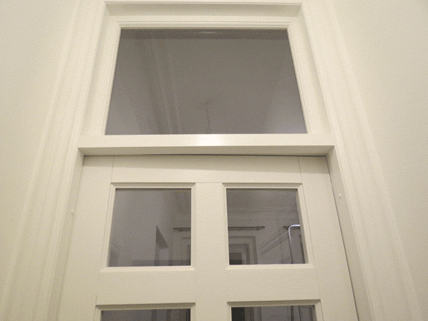 Фрамуга нестандартной двери с большим цельным стеклом