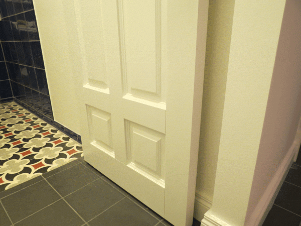 При установке двери в ванную делают зазор снизу, для лучшей вентиляции помещения, для лучшей тяги.
