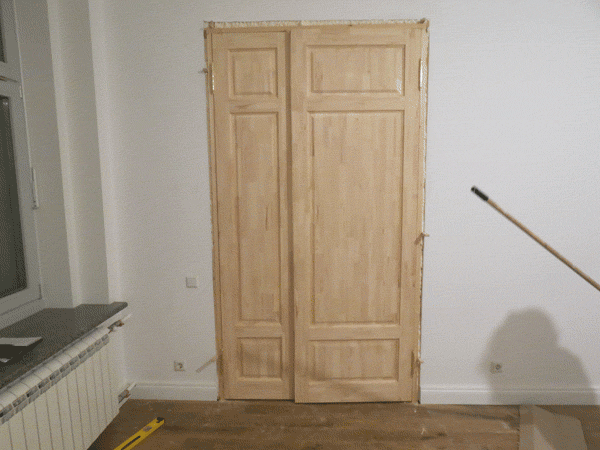Двустворчатые двери большой высоты установлены в квартире старого фонда