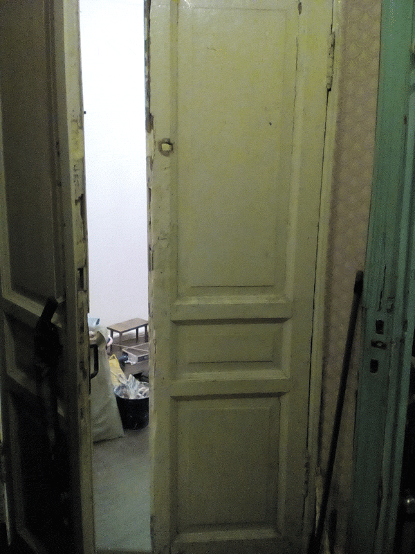 Фото старых дверей из массива сосны покрашенных в белый цвет. Вид их весьма потрёпанный. По виду похожи на модель НЕВА.