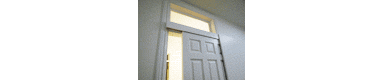 Откатная дверь из массива с фрамугой. Покрашена в белый цвет.