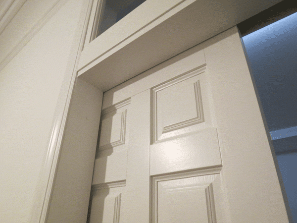 Откатная дверь и дверная коробка покрашены в белый цвет, хорошей укрывистой краской.