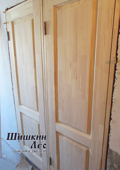 Две сантехнических филёнчатых двери из массива сосны