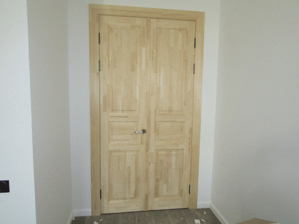Фото двустворчатой двери НЕВА в закрытом состоянии. Полотна равные по ширине и высоте.