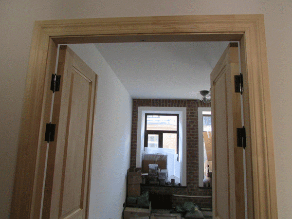 Дверь распашная, без импоста в центре. Полотна установлены на три петли, две сверху и одна снизу. 