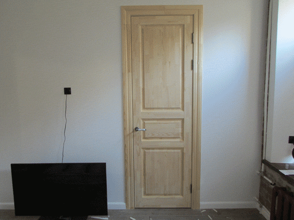 Одностворчатая дверь НЕВА сделана в едином стиле с двустворчатой и с теми же пропорциями. Вообще стараются все двери в квартире делать в одном стиле. 