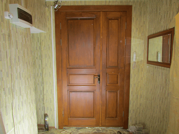 Двустворчатая деревянная дверь из массива сосны установлена второй входной в квартире. 