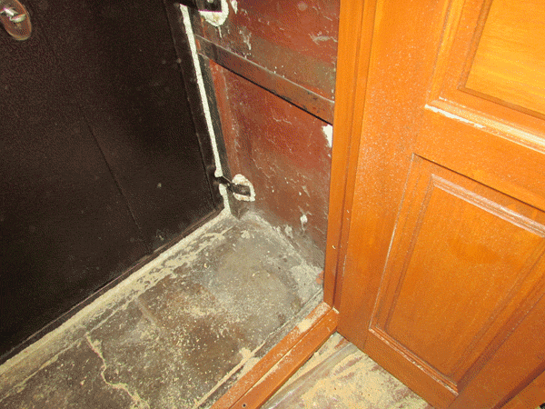 Для полноты работ по устройству входа в квартиру нужно также зашить и порог между входной и второй входной дверьми.