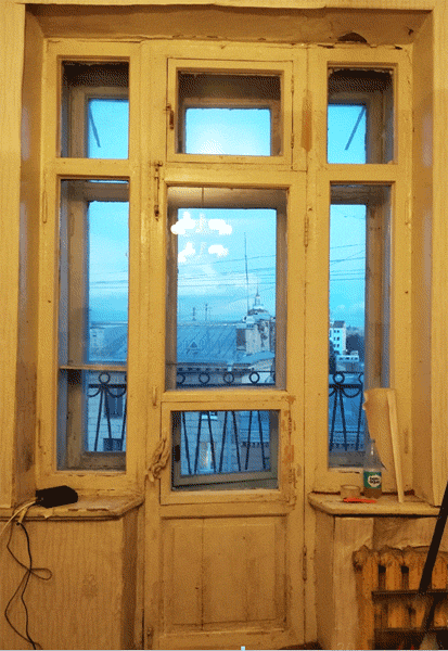 Балконная двойная дверь и два окна по бокам. Часто делается с верхней фрамугой в виду большой высоты. 