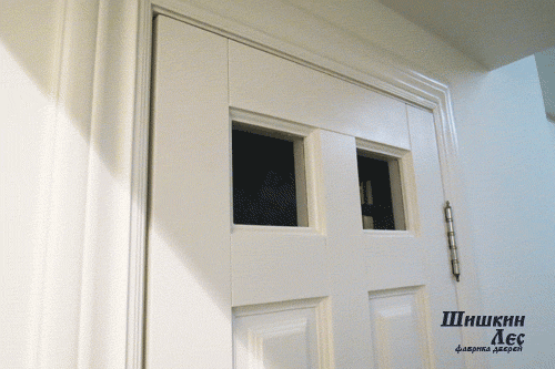 Дверь со стеклом 4мм из массива сосны, покрашена белой краской. Установлена в ванной комнате.