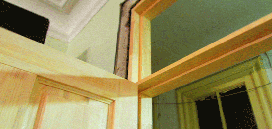 Деревянные нестандартные межкомнатные двери с фрамугой и импостом. Установлены в коммунальной квартире.