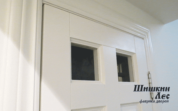 Цельнодеревянная дверь со стеклом сверху установлена в сантехнической комнате. Покрашена кисточкой в белый цвет.