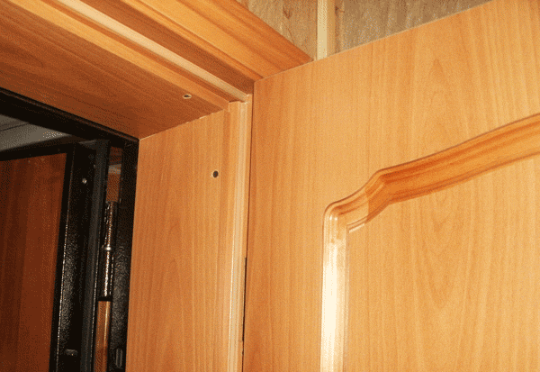 Ламинированные двери установлены вторыми входными в квартире. С зашивкой между дверями. Дёшево и аккуратно.