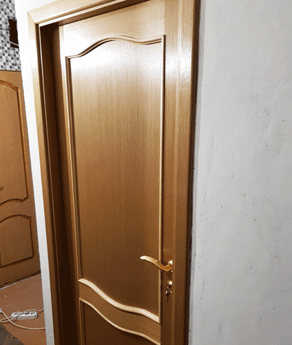 Шпонированная дверь в однородном бессучковом шпоне альпи дуб