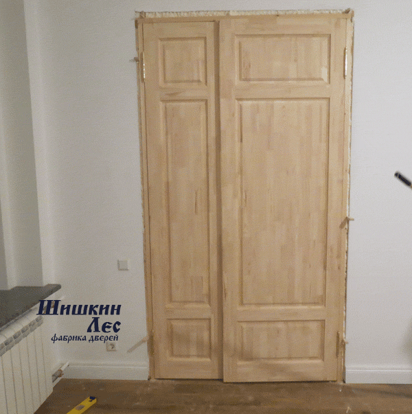 Дверной двустворчатый блок, цельнодеревянный из массива сосны, установлен в квартире старого фонда. Выбор двери был трудный. 