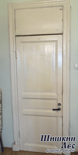 Белая старая дверь с фрамугой требующая замены