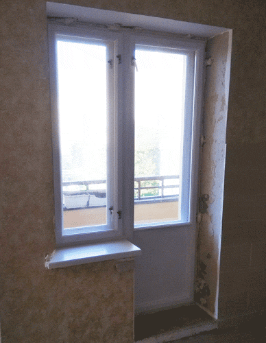 Балконная пара, окно с дверью из массива сосны. Установлена в панельном доме 137 серии, в Санкт-Петербурге.