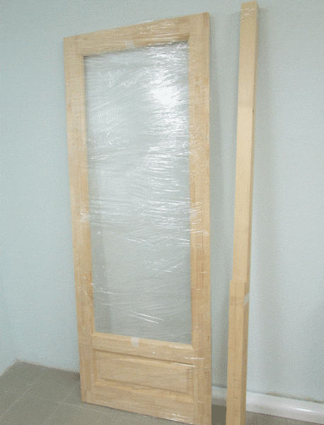 Показана дверь КЛАССИКА с большим панорамным стеклом и небольшой филёнкой внизу.
