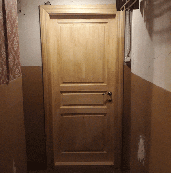 Деревянная дверь НЕВА установлена в коммунальной квартире. Очень крепкая толстая дверь. Настоящий стиль Санкт-Петербурга.