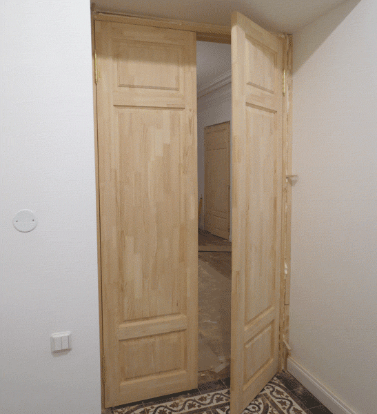 Деревянная двустворчатая дверь РУССКАЯ после установки в квартире старого фонда. Высокие нестандартные дверные блоки из отборной столярной переклееной доски.