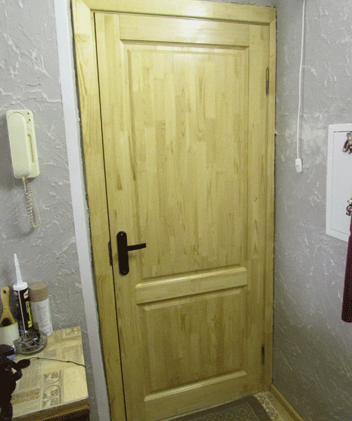 Деревянная дверь КЛАССИКА установлена в качестве второй входной, в доме Хрущёвке. Покрашена прозрачным лаком. 
