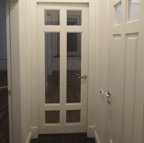 Деревянная дверь СТИЛЬ полностью со стеклом. Установлена в квартире старого фонда. Покрашена в белый цвет. 