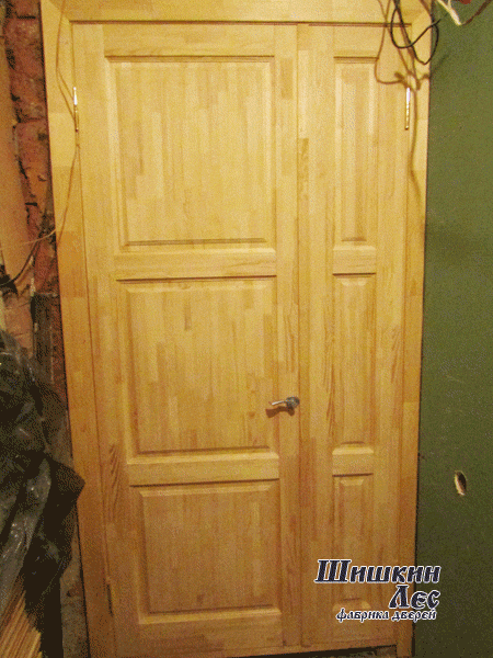 Полуторная дверь АЛЕКСАНДРИЯ после установки второй входной в доме старого фонда. 