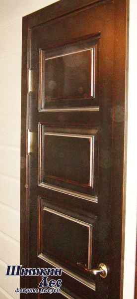 Дверь из массива ПСКОВ после покраски в коричневый цвет. С эффектом старения.