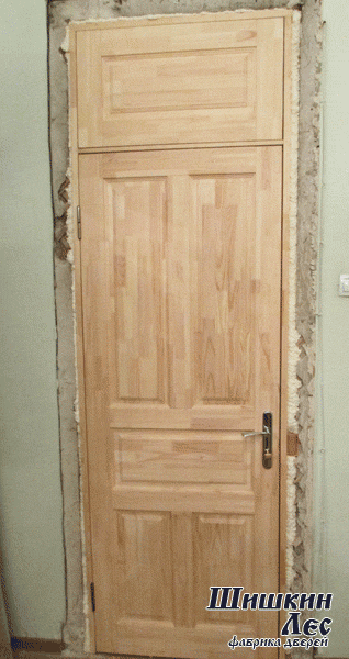 Новая дверь из массива сосны, с фрамугой, после установки в старом фонде